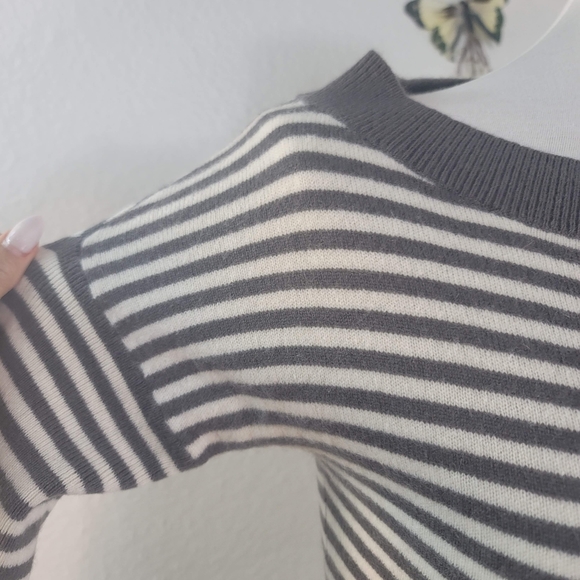 CLUB MONACO 100% CASHMERE STRIPED LONG SLEEVE BOAT NECK WOMEN'S SIZE SMALL - Picture 4 of 16